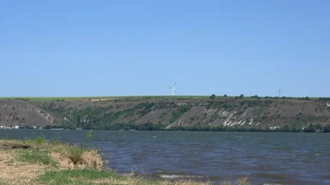 Wind Driven Waves Moving Toward Grassy Shore 스톡 동영상 342330254