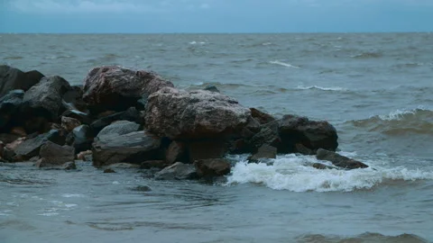 The wind drives the waves towards the shore and smashes them against the rocks 스톡 동영상 289735020