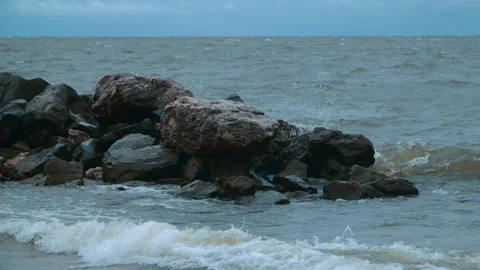 The wind drives the waves towards the shore and smashes them against the rocks 스톡 동영상 289735646