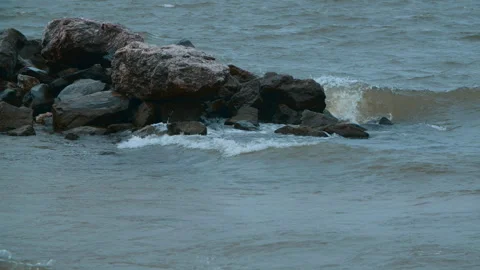 The wind drives the waves towards the shore and smashes them against the rocks 動画素材 289737248