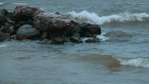 The wind drives the waves towards the shore and smashes them against the rocks Vídeos de archivo 289737990