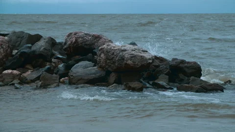 The wind drives the waves towards the shore and smashes them against the rocks 스톡 동영상 289738511