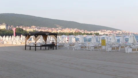 Wind on empty beach and empty chaise-longue Video stock 72472661