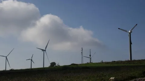 A wind farm with blades that do not turn due to the absence of wind Stock-Footage 142632126