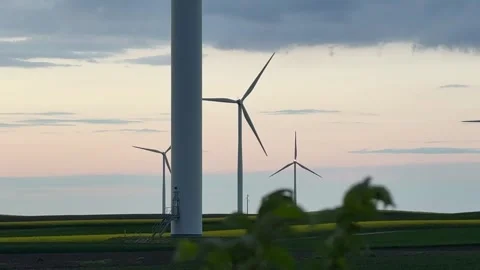 Wind Farm at Dusk Across Rolling Agricultural Landscape Vídeo Stock 335809978