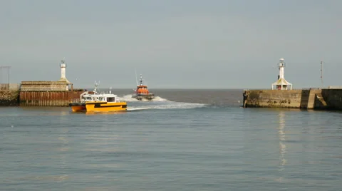 Wind Farm Fast Support Vessels returning to harbour, Lowestoft, Suffolk, England Vidéo 38274813