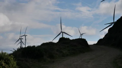 Wind farm at full capacity Stockbeeldmateriaal 147715476