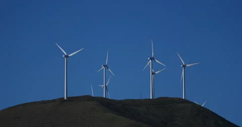 Wind farm on a mountain Vídeo Stock 150966359