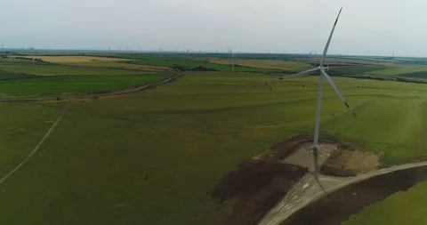 Wind farm with rotating blades Video stock 133423058