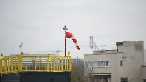 A wind gauge, or anemometer, shot against outcast sky in a windy day 스톡 동영상 120778001