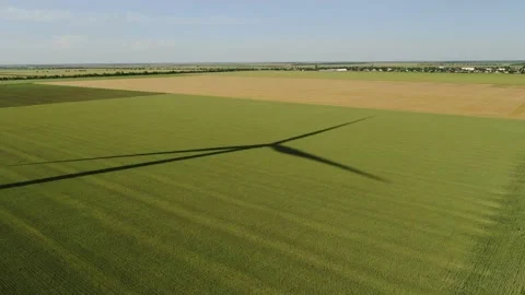 Wind generator and its shadow on a field with wheat part #07 库存影片 132200889