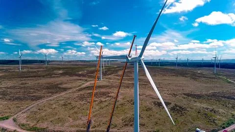 Wind generator in the process of generating electrical energy in a wind farm Foto stock