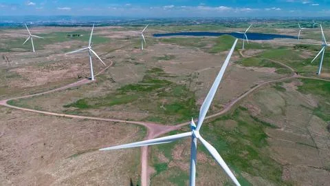 Wind generator in the process of generating electrical energy in a wind farm Foto stock