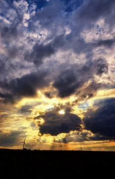 Wind generator turbines with dramatic sky. In the background you can see clou Foto stock