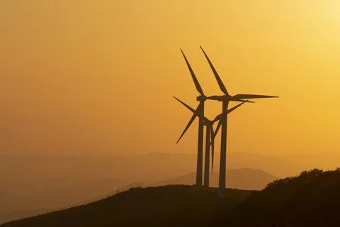 Wind generators in the mountains at sunset Foto stock