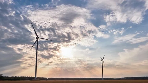 Wind generators in the play of colors of the sunset under a slightly cloudy sky 스톡 동영상 137641577