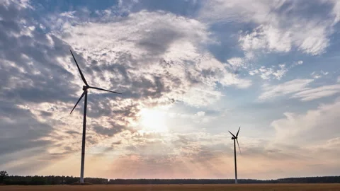 Wind generators in the play of colors of the sunset under a slightly cloudy sky 스톡 동영상 137642666