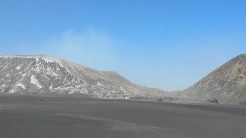 Wind Gust Blowing Sand at Mount Bromo Caldera, East Java, Indonesia Vidéo 342686198