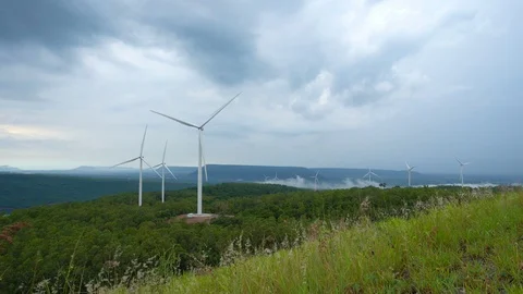 Wind mill turbine When there is a lot of clouds in the sky. Video stock 90521195