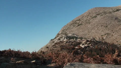 Wind on the mountain Stockbeeldmateriaal 33042628