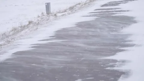 Wind Moving Snow on Asphalt, Winter weather road scene Close Up Vídeos de archivo 251697014