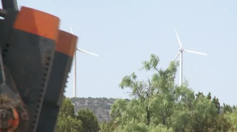 Wind power and Oil pump reveal Stockbeeldmateriaal 12131104