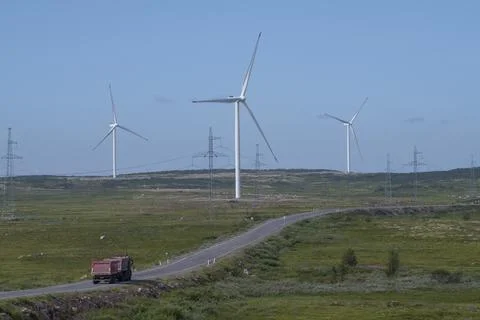 Wind power generators of the Kola wind power plant and a highway in the tundra Foto stock