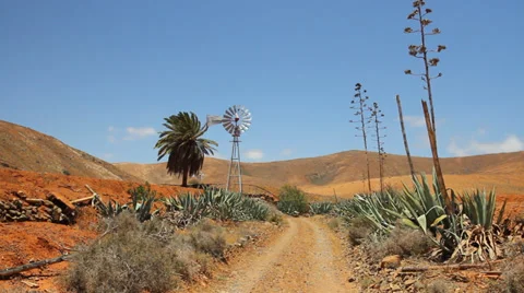 Wind powered water pump wide shot Video stock 39243661