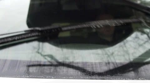 Wind screen cleaning Stockbeeldmateriaal 60953086