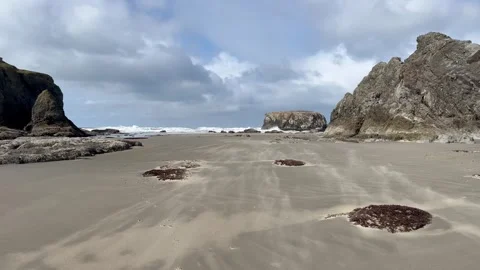 Wind Shaped Sand Patterns and Sea Stacks at Bandon Oregon Beach Vídeos de archivo 346984907