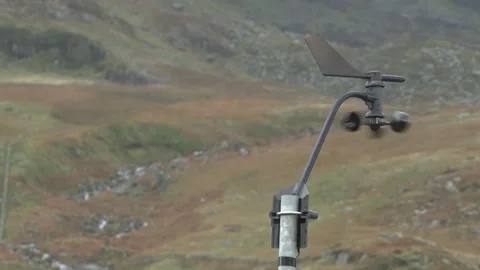 Wind speed and direction indicator spin in Welsh valley Vidéo 141520359