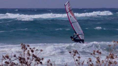 Wind surfer sailing against the waves Vidéo 46794028