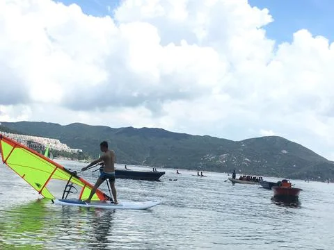 Wind surfing beginner at stanley beach hong kong Foto stock