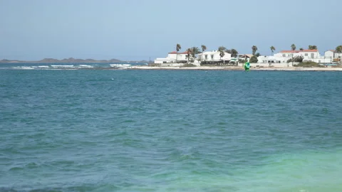 Wind surfing at Playa Vista Lobos Corralejo 库存影片 220210053