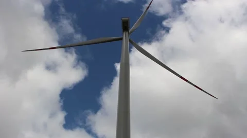 Wind turbine on a background of clouds Vídeo Stock 49265182