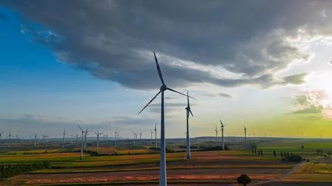 Wind turbine below a gray cloud and blue sky. The rotor of a foreground tow.. Fotos Stock