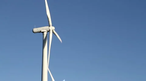 Wind turbine on blue sky 库存影片 919787
