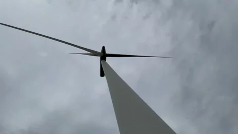 Wind Turbine - cloudy day Vídeo Stock 202133352