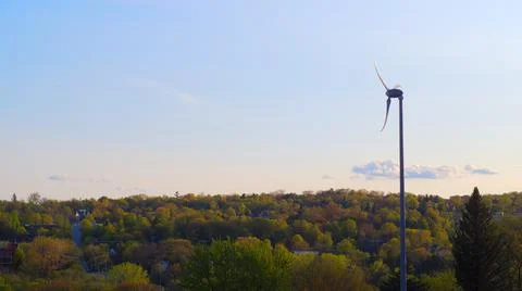 Wind turbine efficiency small generator over small city alternative power gre Foto stock