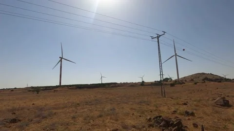 Wind turbine in field. Stockbeeldmateriaal 197785706