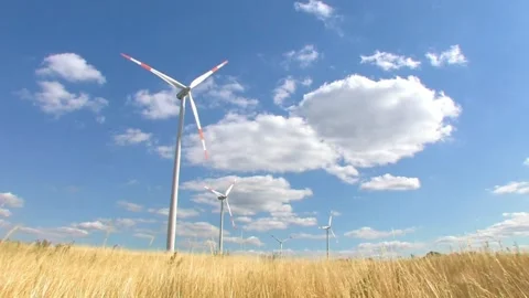 Wind turbine in the field 库存影片 330920888