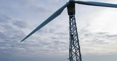 Wind turbine with a fixed propeller in the countryside. Vídeos de archivo 166114521