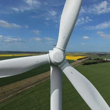 Wind turbine generating clean renewable energy on farm field Stock-Fotos