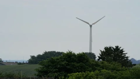 Wind turbine generating renewable energy in countryside Vídeo Stock 338066708