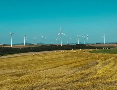 Wind turbine installation using a large construction crane. The assembly pr.. Foto stock