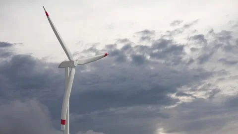 Wind turbine plants and time lapse cloudy sky backgrounds Vídeos de archivo 334081972