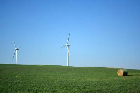 Wind turbine providing wind generated energy - sustainable energy on farm Foto stock
