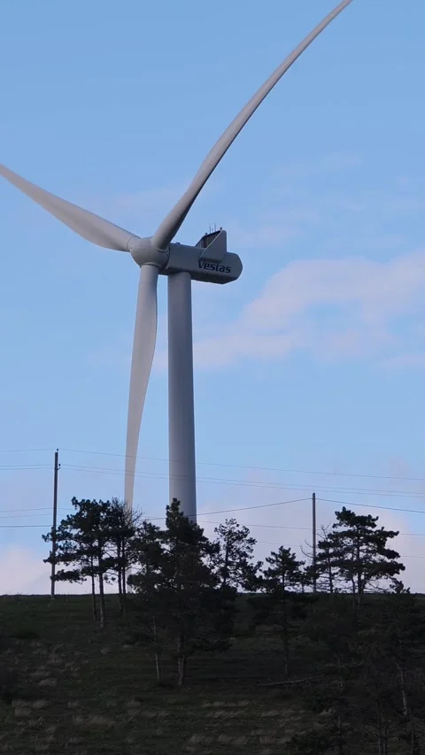 Wind turbine rotating blades generating green energy Vidéo 307865723