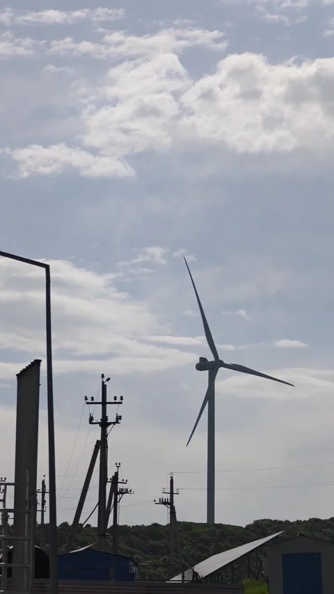 Wind turbine rotating under cloudy sky Vidéo 315357292