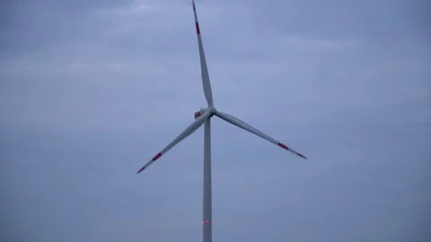 Wind Turbine Showcasing Modern Technology In Harmony With Nature Vidéo 296778798